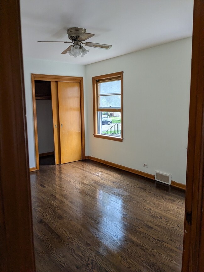 Dormitorio 1 - 2345 N Rutherford Ave