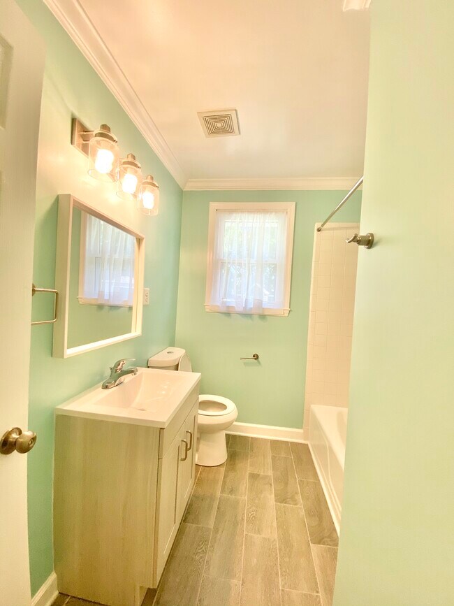 baño completo #2 - 718 Harding Pl