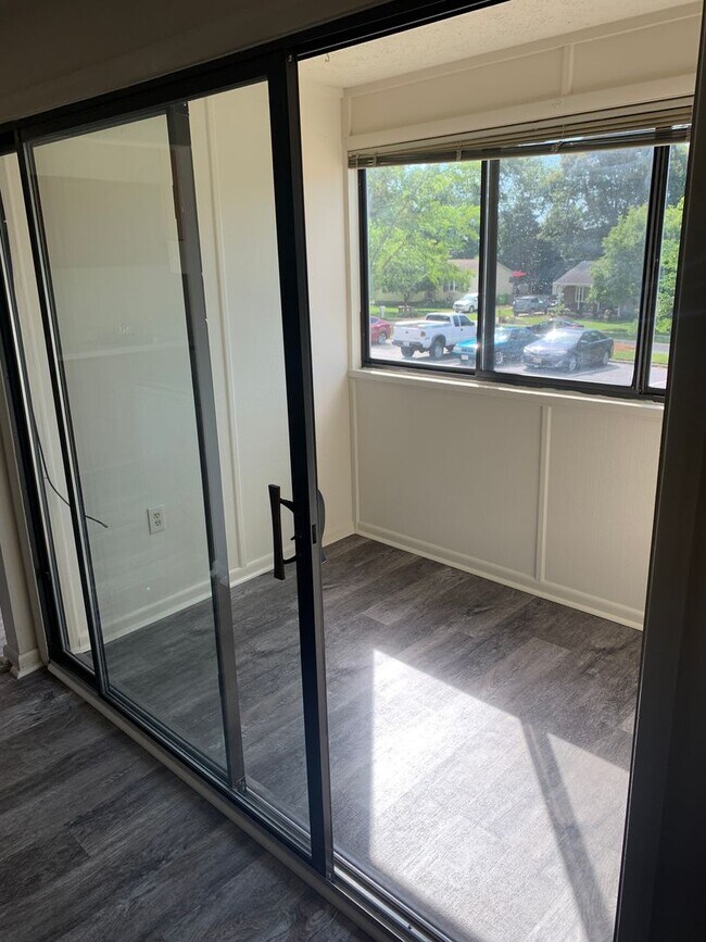 Building Photo - 2 Bedroom, 2 Bath Apartment, with Communit...