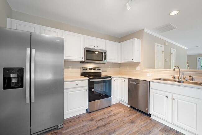 Building Photo - Great location! 3 Bed / 2.5 Bath End Unit ...