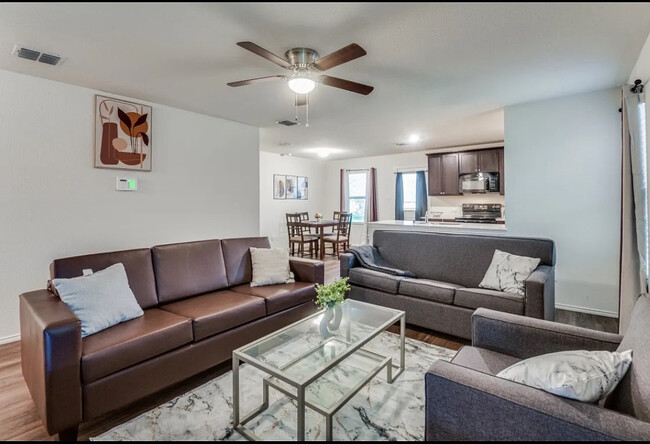 Foto del edificio - Room in House on Marilyn Pl