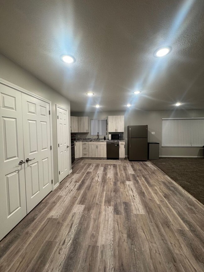 Building Photo - 2 Bedroom - 1 bath apartment