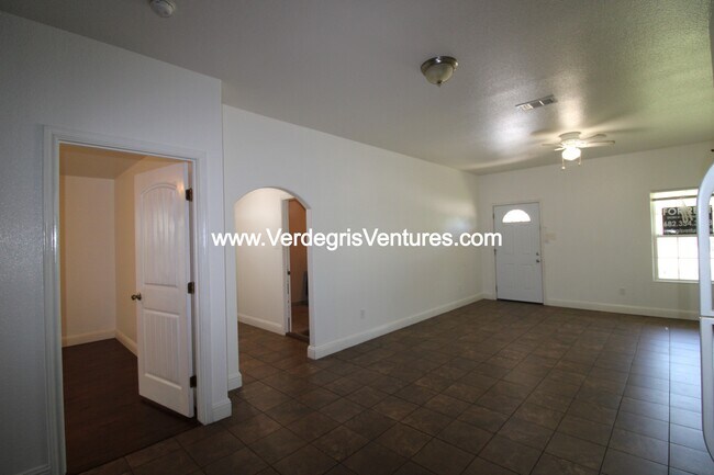 Foto del edificio - 8129 Tanner Ave