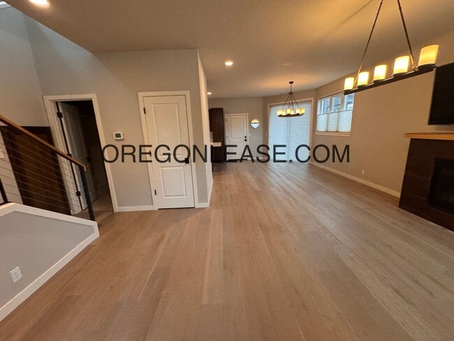 Building Photo - 3 Bedroom 3 bath Crescent village home