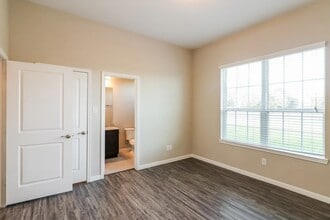 Building Photo - 1538 Lakeland Cir