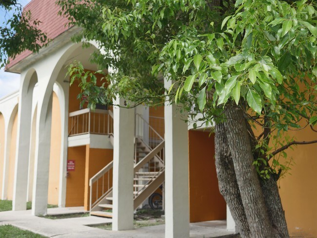 Foto del edificio - 442 W Oak Ridge Rd
