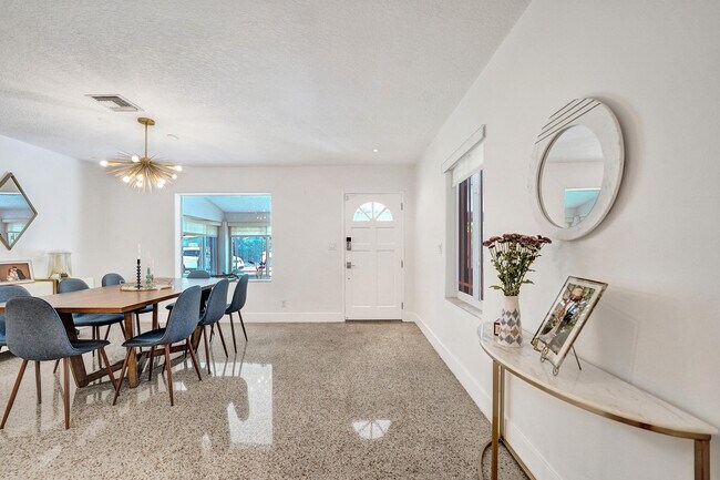 Building Photo - 929 SW 18th Ct