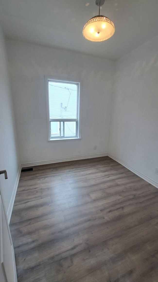 Building Photo - 318 Harbord St