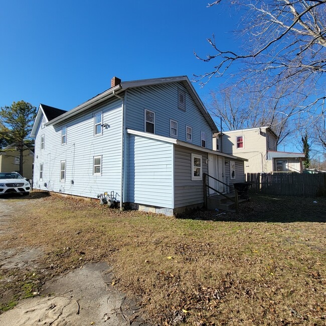 Building Photo - 519 E Isabella St