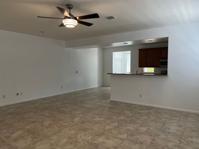 Foto del edificio - Spacious 4-Bedroom Home in Valencia Height...