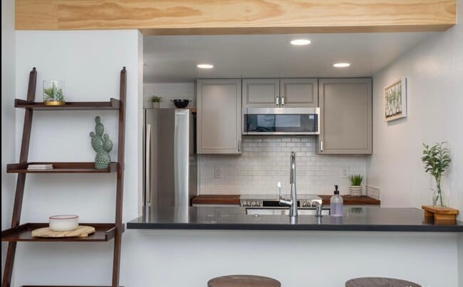 Building Photo - 9645 Independence Dr