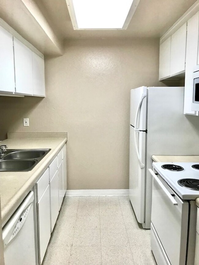 Building Photo - 3 Bed 1.5 Bath Townhouse in Antioch -- COM...