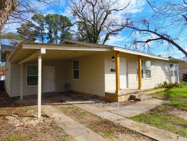 Foto del edificio - Newly Remodeled 4BR/1BA in Forest Hills Neighborhood