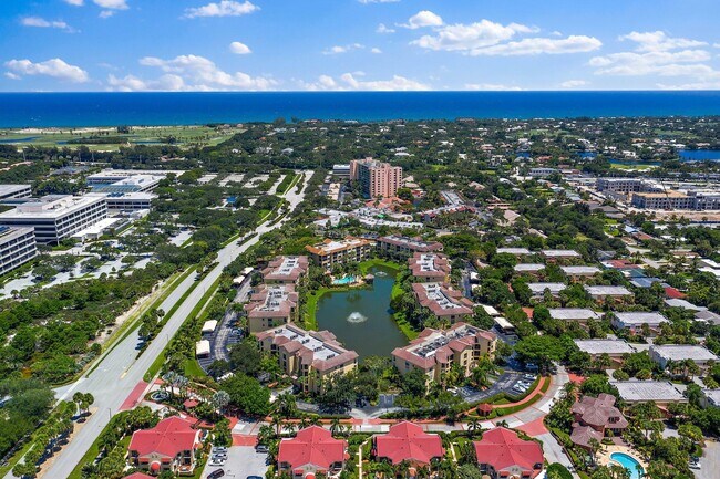 Building Photo - 700 Uno Lago Dr
