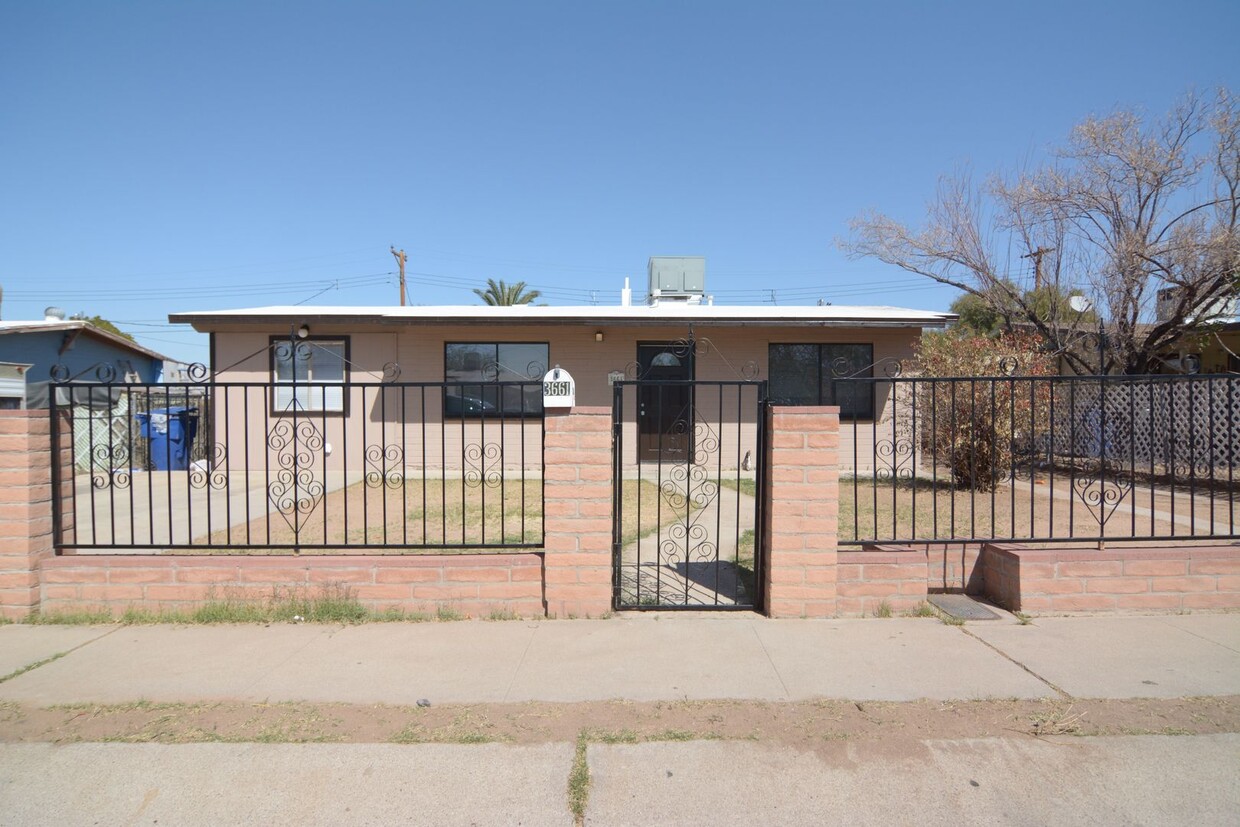 Foto principal - Updated 3 Bedroom 1 Bath Home! Central Tuc...