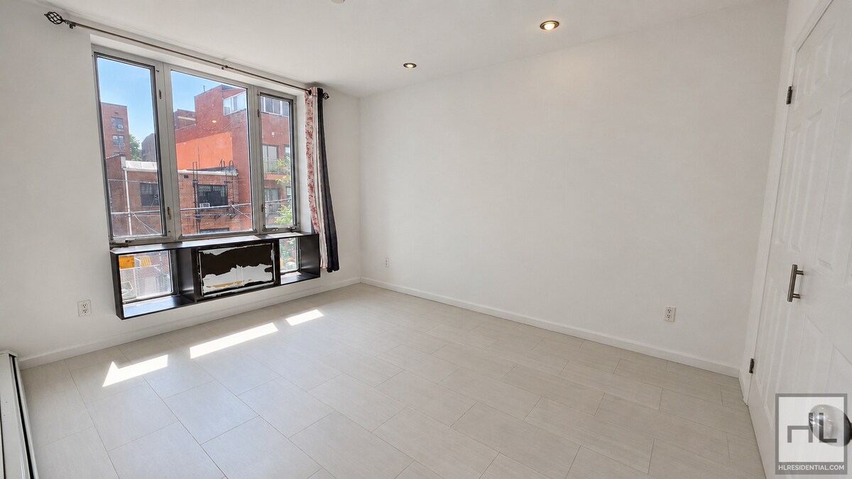 Foto del edificio - Second-Floor Apartment on Britton Ave – Elmhurst, NY