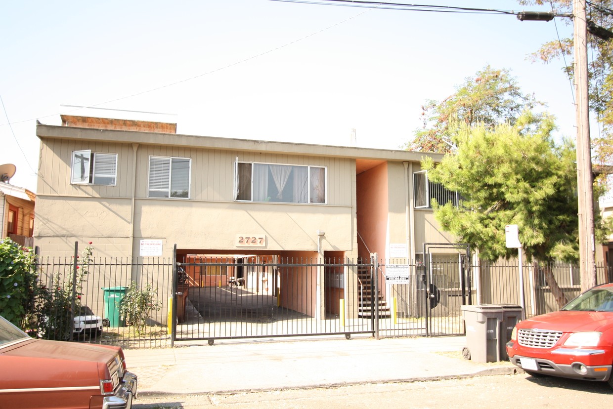 Foto principal - 2727 E 17th St