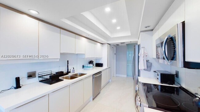 Foto del edificio - 7000 Island Blvd