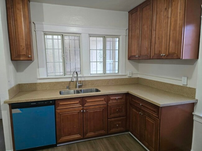 Foto del edificio - 916 W 59th Pl