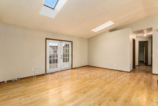 Building Photo - 288 Harland Dr