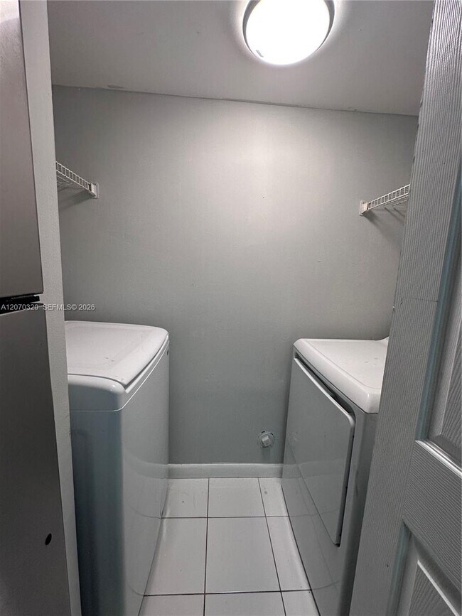 Foto del edificio - 9755 Westview Dr