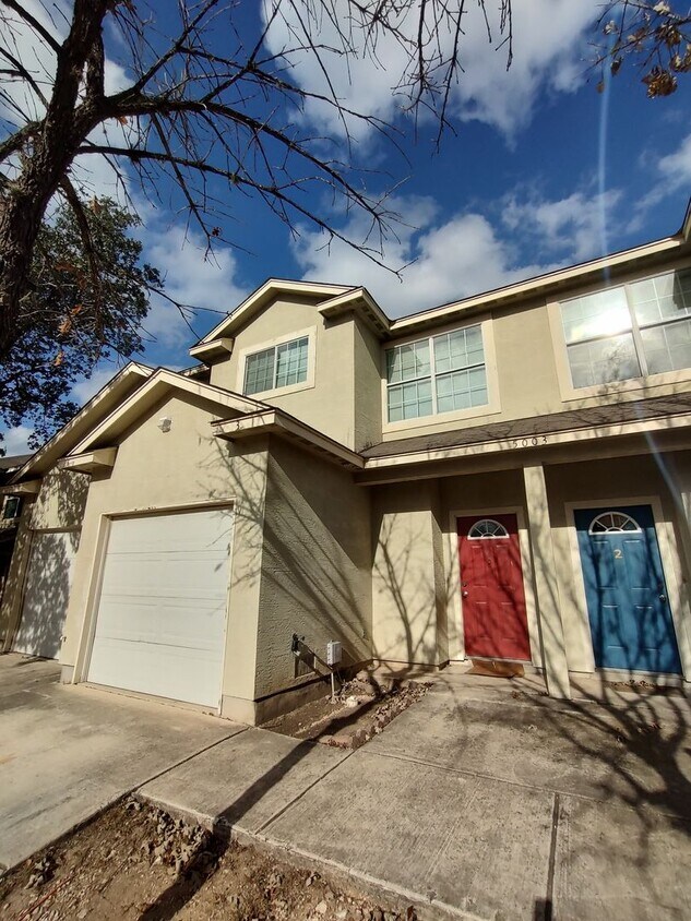 Foto principal - Townhouse with Attached Garage and Backyard