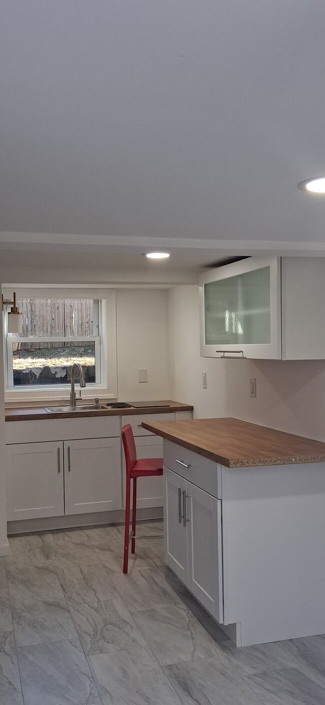 Building Photo - 28 Pineoaks Pl