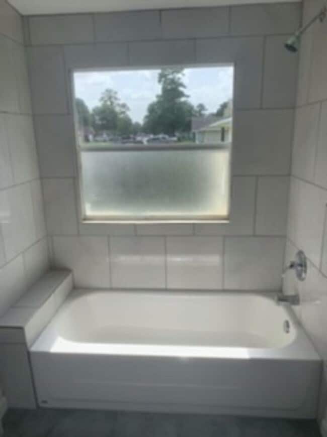 Foto del edificio - Spacious and Clean 3 BR HOUSE - Looking fo...