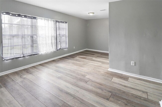 Foto del edificio - 1856 NW 6th Ave