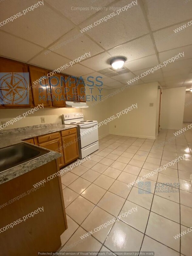 Foto principal - $1295 - 3 Bed, 1 Bath Basement Apartment -...