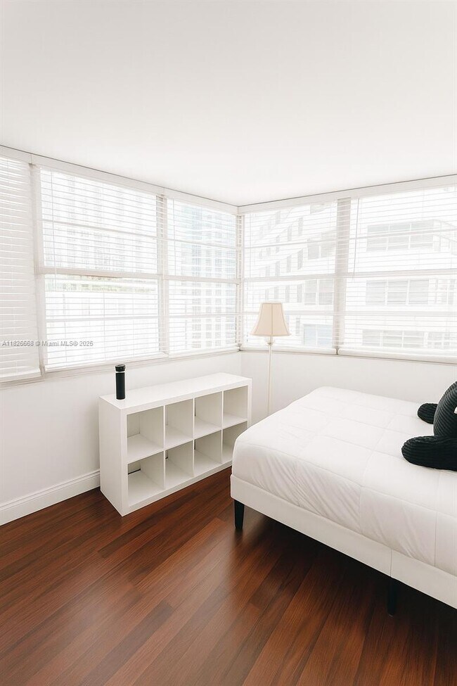 Building Photo - 905 Brickell Bay Dr