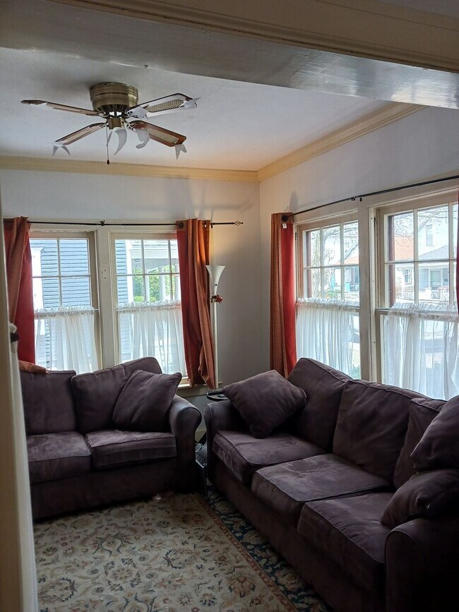 Foto del edificio - Four Bedroom One and a Half Bath House