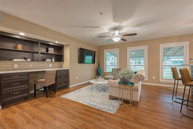 Building Photo - 12425 Pine Oak Dr