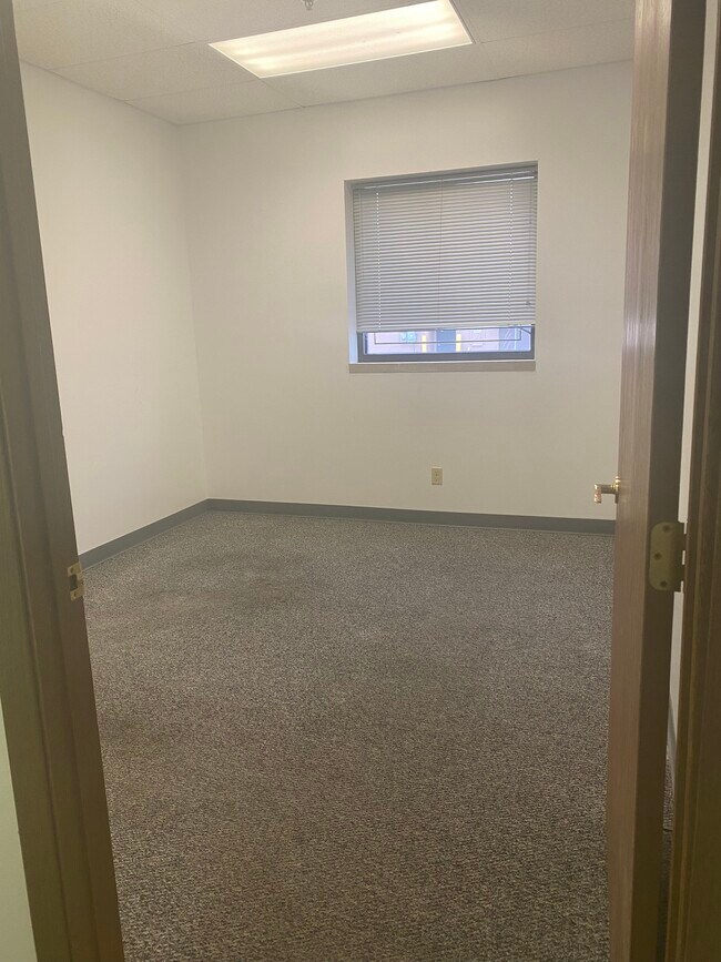 Window Office Suite $350 per month - 1114 Taylor St