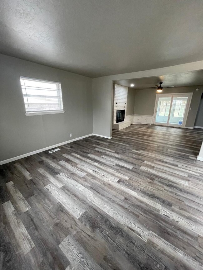 Building Photo - Gorgeous Remodeled 3 Bedroom 1.5 Bath House!!