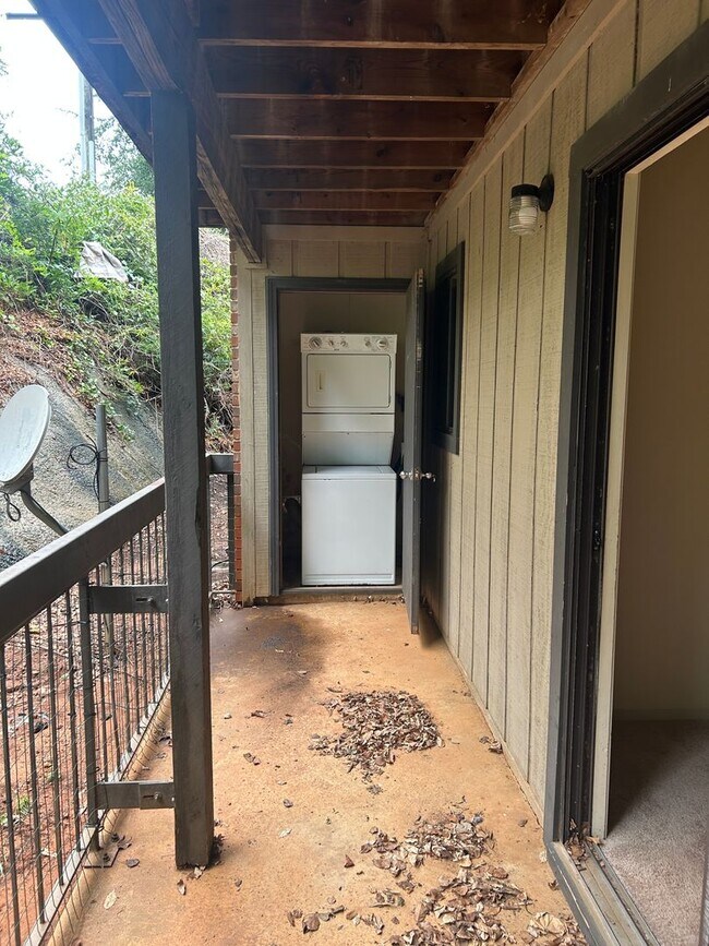 Building Photo - Campus View Apt-Walking Distance to UGA!