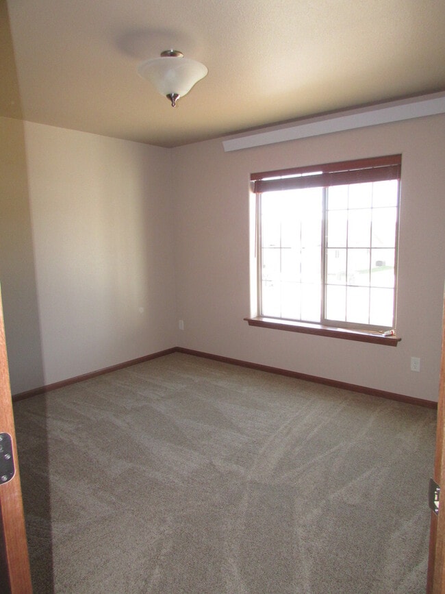 Building Photo - 2 BEDROOM | 2 BATH | DOUBLE GARAGE | SOUTH