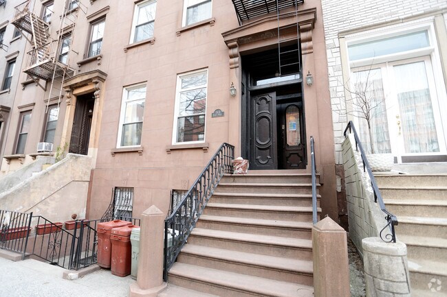 Building Photo - 563 Henry St
