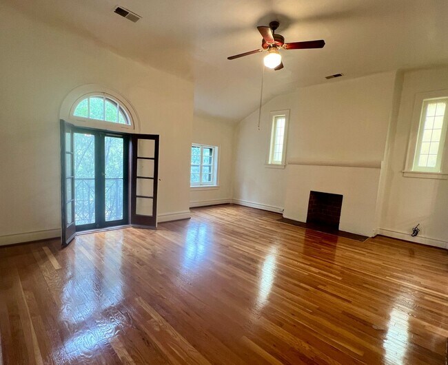 Foto del edificio - 7360 Pershing Ave