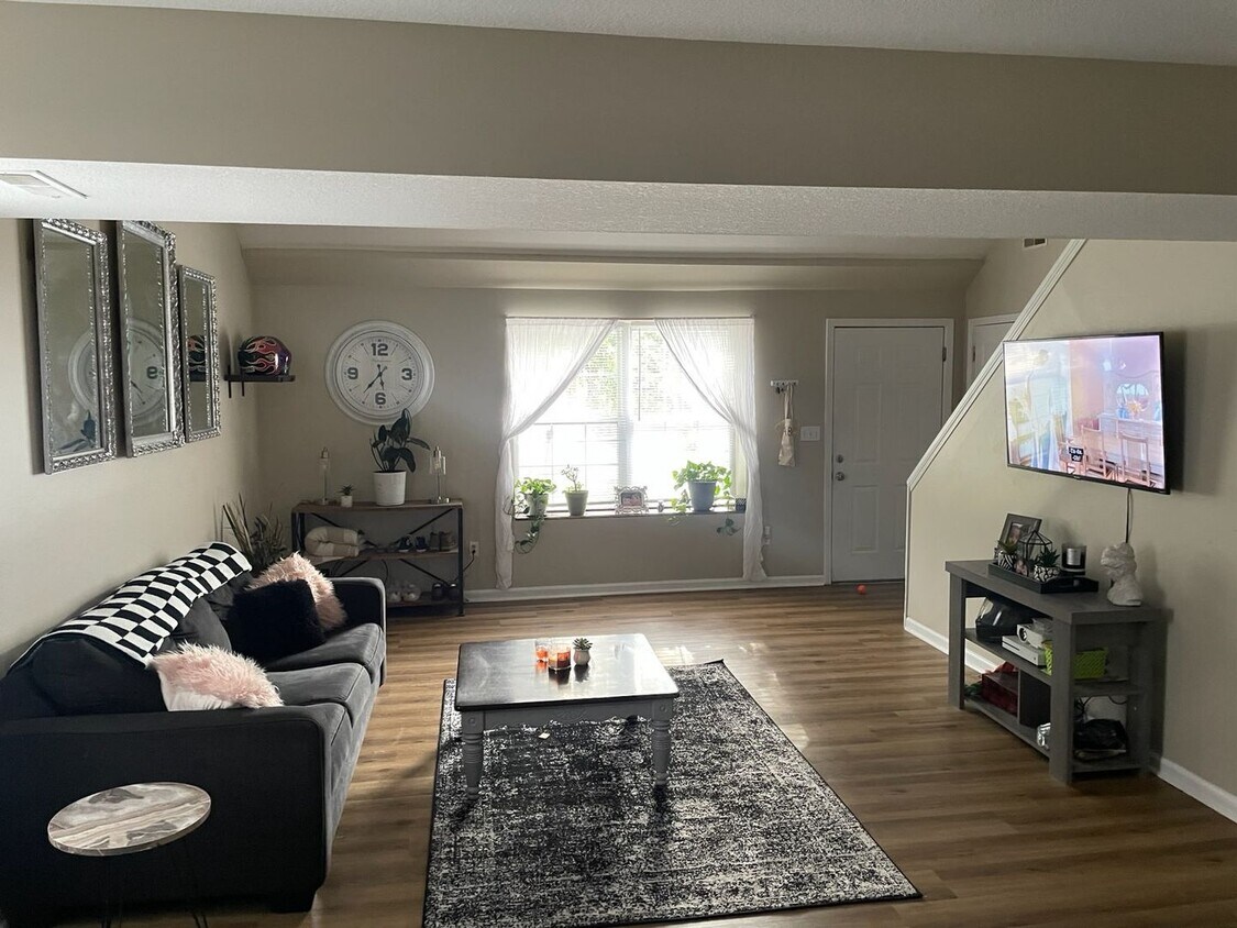 Foto principal - 3BR/2BA/1 car garage- AVAILABLE 8/8/25