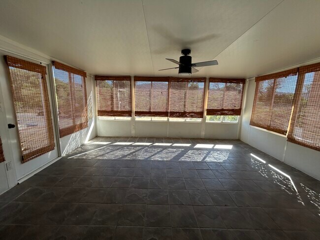 Foto del edificio - 14971 Elizabeth Lake Rd