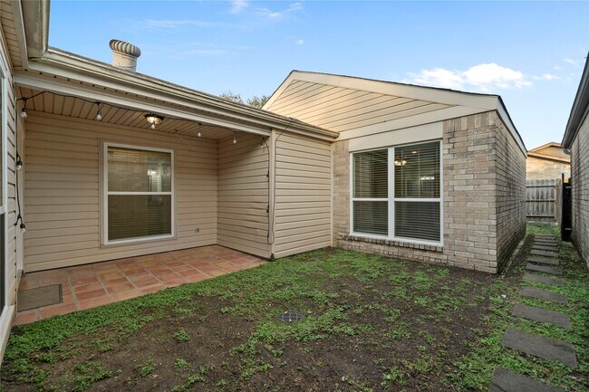 Foto del edificio - 12143 Stone W Dr