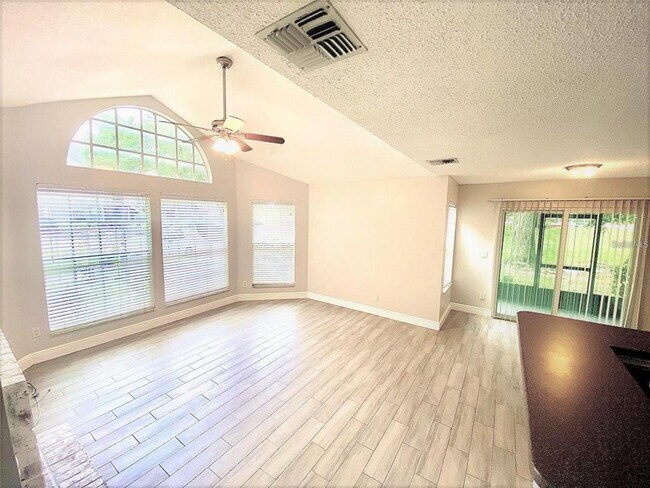 Foto del edificio - 966 Helmsley Ct