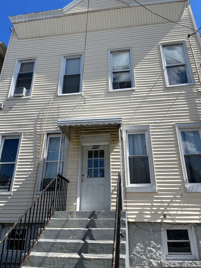 Building Photo - 112 Irving St