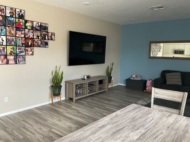 Building Photo - 3 Bedroom 2.5 Bathroom Home in Riverside