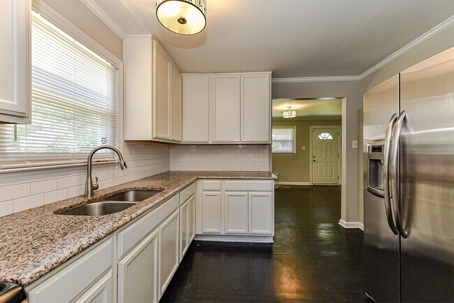 Building Photo - 2039 Camp Greene St