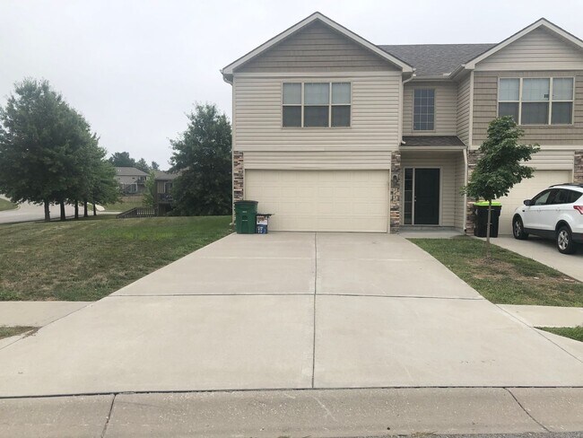 Foto del edificio - 3 Bed | 2.5 Bath | 2 Car Garage Townhome in Grain Valley w/ Special