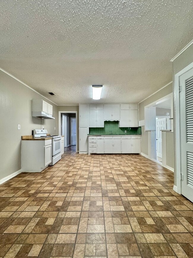 Building Photo - COMING APRIL 2026!! 2 Bedroom/1 Bathroom!!