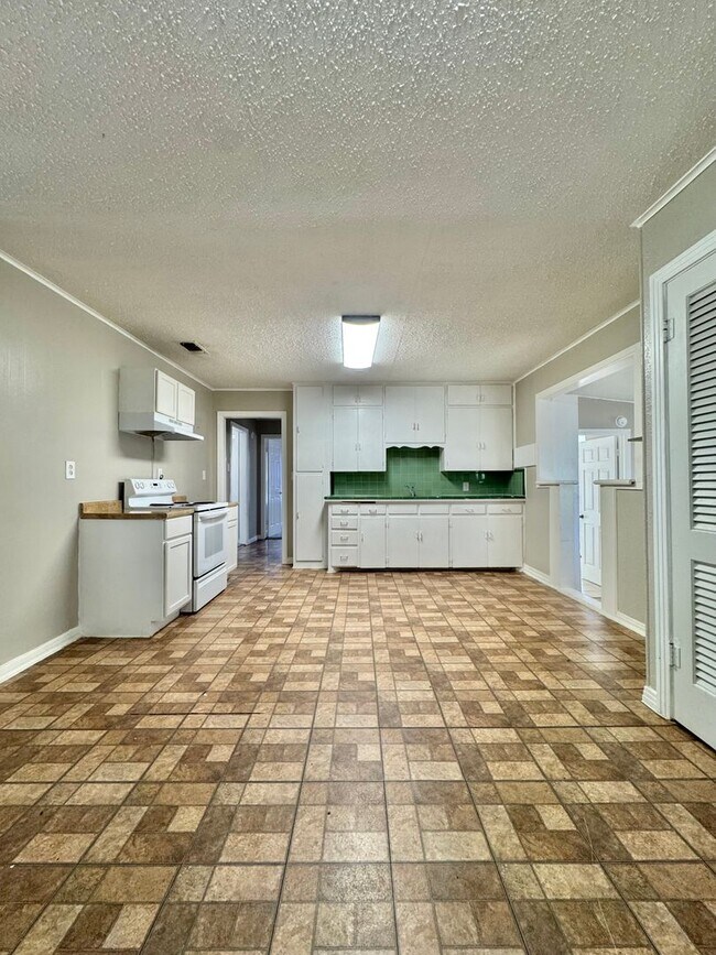 Foto del edificio - COMING APRIL 2026!! 2 Bedroom/1 Bathroom!!