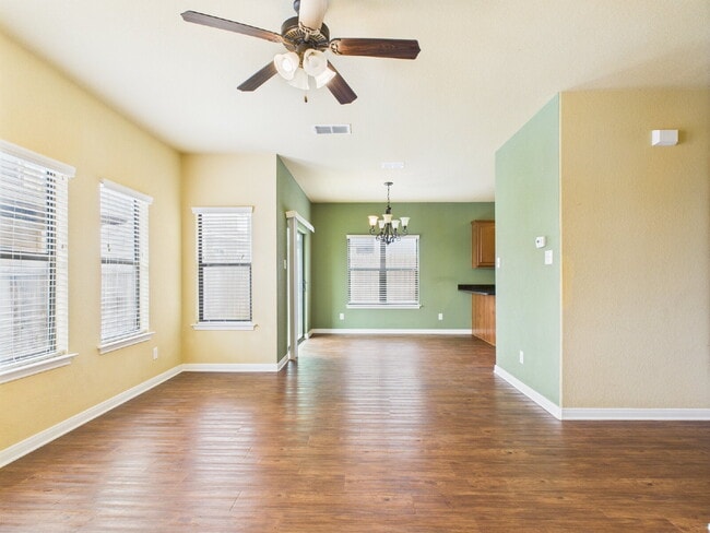 Building Photo - 3-Bedroom Retreat with 2.5 Baths in Freder...